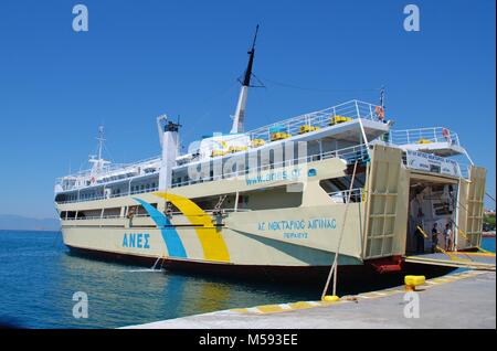 ANES lines Fähre Aiginas Agios Nektarios von Ägina Stadt auf der griechischen Insel Ägina am 26. April 2017 angedockt. Stockfoto