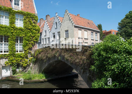 Die Durchführung der Peerdenstraat Peerdenbrug Brücke über den Kanal Groenerei, Brügge, Belgien. Stockfoto