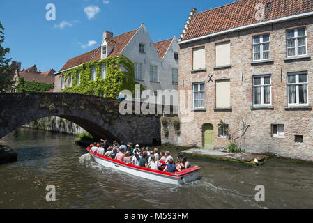 Ein touristenboot vorbei unter dem peerdenbrug Brücke am Kanal Groenerei, Brügge, Belgien. Stockfoto