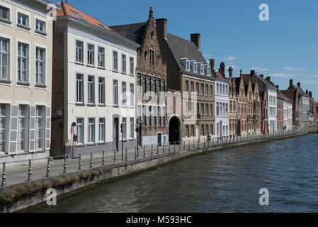 Historischen Gebäuden entlang der St-Annarei (St Anne's Canal). Brügge, Belgien. Stockfoto