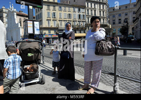 Marseille, Frankreich. Bushaltestelle in der Nähe von Vieux Port. Stockfoto