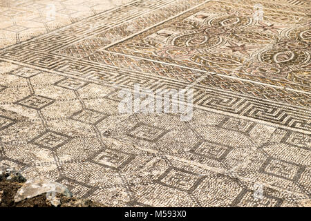 Swastika S ymbol in Fliesen in der antiken Stadt Conimbriga ist die größte Römische Siedlung in Portugal, in der Nähe von Coimbra, Portugal Stockfoto