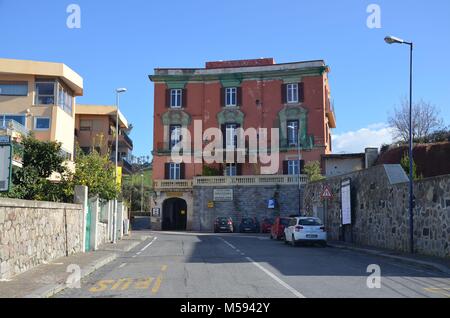 Pozzuoli, eine historische Stadt in der Nähe von Neapel (Kampanien, Italien): Eingang der Vulkanier der Solfatara Stockfoto