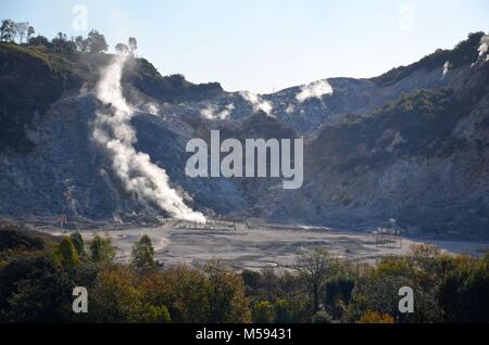 Pozzuoli, eine historische Stadt in der Nähe von Neapel (Kampanien, Italien): der vulkanier der Solfatara in den Campi Flegrei Stockfoto