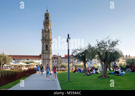 Das grüne Dach (Jardim das Oliveiras) in Porto neben Torre dos Clérigos, Porto, Portugal Stockfoto