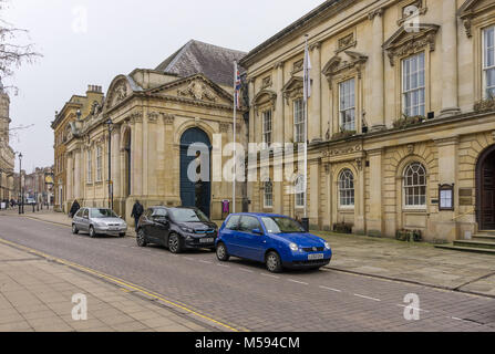 Zwei historische Gebäude in Northampton, UK; links die Sitzungen Haus, auf der rechten der County Hall, der ehemaligen HQ Northamptonshire County Council Stockfoto