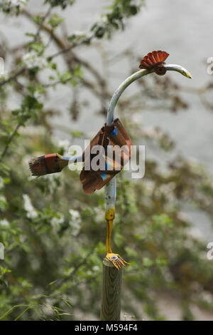 Frankreich, Aveyron, Belcastel, whimsical Vogel aus recycelten Materialien hergestellt, Les Plus beaux villages de France Stockfoto