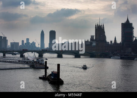 Blick nach Westen in Richtung Häuser des Parlaments auf der Themse vom Waterloo Bridge, London, Vereinigtes Königreich Stockfoto