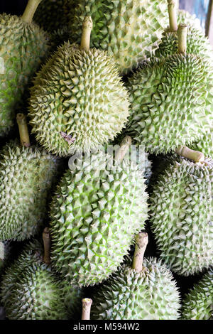 Durian Frucht auf Verkauf zu einem Straßenmarkt in Iligan, Mindanao, Philippinen Stockfoto