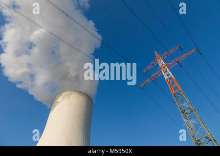 Kühlturm des Kohlekraftwerk Duisburg-Walsum von der STEAG und EVN AG, 181 Meter hoch, Wasserdampf, Cloud, Power Transmission Line betrieben, Mast Stockfoto