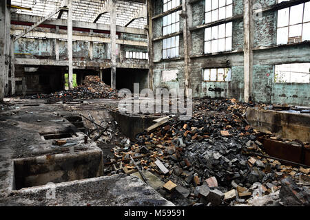 Ruiniert die Shop in verlassenen Industriegebiet. Kroatien. Stockfoto