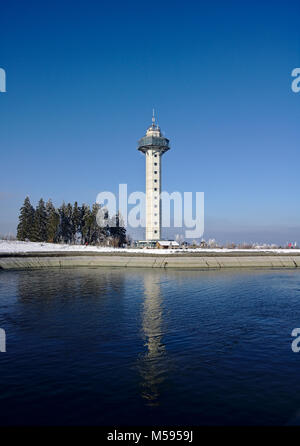 Willingen, Deutschland - Februar 7., 2018 - hochheide Turm auf dem Gipfel des Ettelsberg mit Reflexion im See im Vordergrund. Stockfoto