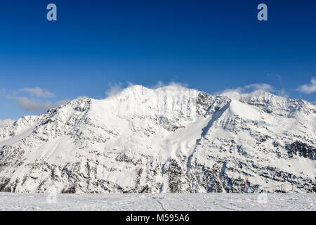 Atemberaubende Aussicht auf hohe Berge im italienischen Alpenraum, in einem hellen, sonnigen Tag und viele ehrliche Schnee. Skigebiet La Thuile und La Rosiere, Stockfoto