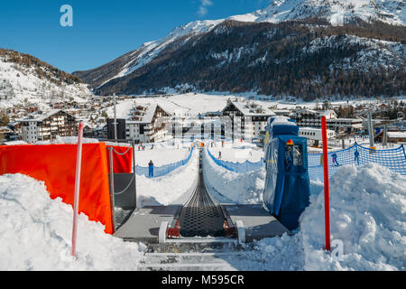 La Thuile, Italien - 18.Februar 2018: die ansteigenden Förderband zu einem Anfänger für Kinder und Eltern im Skigebiet mit Bergen im Hintergrund ausführen Stockfoto