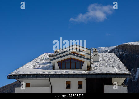 Schnee auf dem Dach eines Hauses in Valle d'Aosta, Alpen Stockfoto