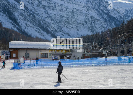 La Thuile, Italien - 18.Februar 2018: Sessellift im Skigebiet von La Thile in den italienischen Alpen Region Valle d'Aosta. Stockfoto