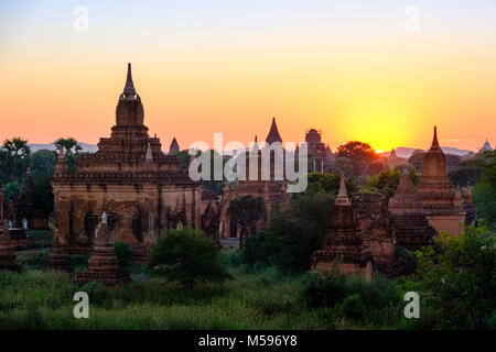 Pagoden von Bagan in die Ebenen der archäologischen Stätte bei Sonnenuntergang Stockfoto