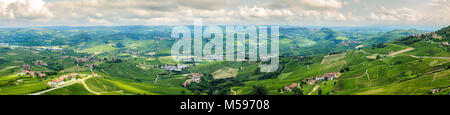 Weitwinkel Panoramablick auf die Hügel der Langhe, Italien, UNESCO-Weltkulturerbe, auf Sommer. Stockfoto