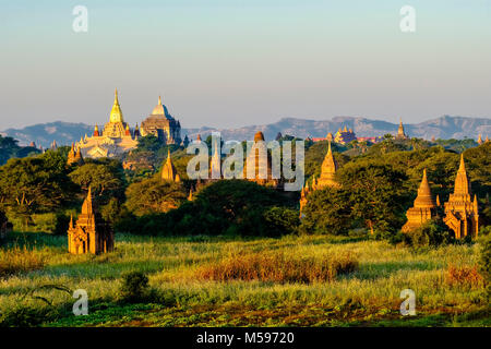 Pagoden von Bagan in die Ebenen der archäologischen Stätte nach Sonnenuntergang Stockfoto