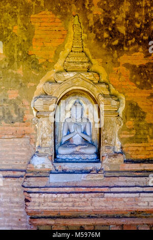 Ein Buddha Statue in einem der Pagoden von Bagan in die Ebenen der archäologische Stätte Stockfoto