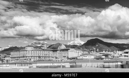 Schwarz-weiß-Ansicht von Viareggio und die Apuanischen Alpen, Lucca, Toskana, Italien Stockfoto