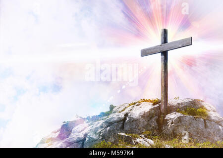 Religiöse Illustration mit Kreuz mit Glitzer auf einem Hügel. Horizontale Zusammensetzung Stockfoto