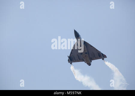 Indische Luftwaffe Durchführung Kunstflug Manöver mit Rauch Wanderwege auf der Aero India 2013. Stockfoto