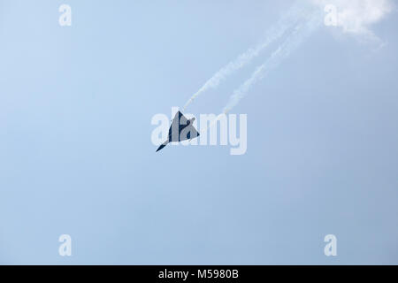 Indische Luftwaffe Durchführung Kunstflug Manöver mit Rauch Wanderwege auf der Aero India 2013. Stockfoto