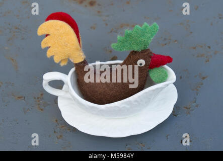 Braun Huhn Spielzeug in einem weißen China gravy Boat Stockfoto