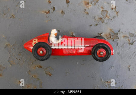 Talbot Lago und Alfa Romeo Oldtimer Dinky Toys auf ein altes rostiges Metall Gartentisch Stockfoto