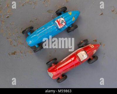 Talbot Lago und Alfa Romeo Oldtimer Dinky Toys auf ein altes rostiges Metall Gartentisch Stockfoto