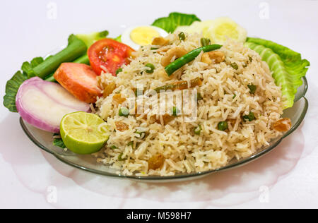 Indisches essen Mahlzeit der gebratene Reis pulao mit in Scheiben geschnittenen Eier und grünes Gemüse Stockfoto