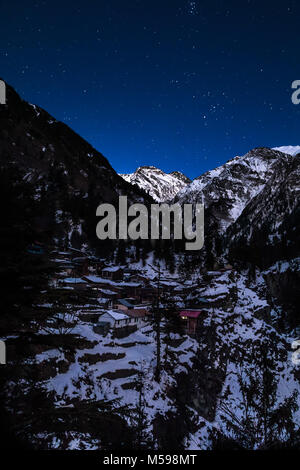 Kugti, dem letzten Dorf Chamba liegen unter dem Schatten der Macht Mani Mahesh. Stockfoto