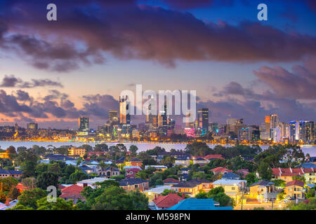 Perth. Antenne Stadtbild bild Skyline von Perth, Australien während der dramatischen Sonnenuntergang. Stockfoto