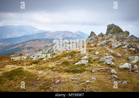 Nízke Tatry, Slowakei. 30. September 2017. Gipfel des Ďurková Peak auf den Alpenhauptkamm Nízke Tatry, Slowakei. Stockfoto