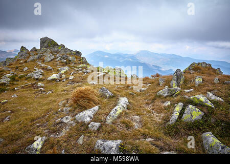 Nízke Tatry, Slowakei. 30. September 2017. Gipfel des Ďurková Peak auf den Alpenhauptkamm Nízke Tatry, Slowakei. Stockfoto