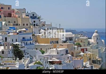 Sommer in der Stadt Fira auf der griechischen Insel Santorini Stockfoto