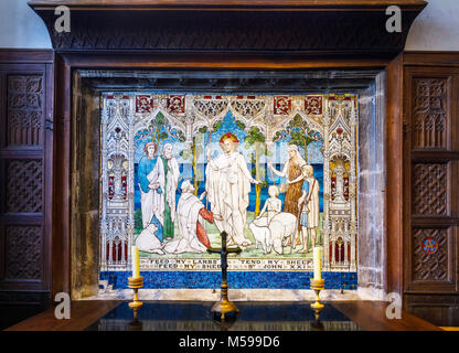 Bunte Italia Mosaik religiöse Bild in einer Kapelle in der St. Mary's Kirche in Painswick, einer unberührten Dorf in der Grafschaft Gloucestershire Cotswolds Stockfoto