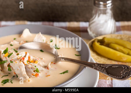 Ciorba Radauteana, traditionelle Huhn rumänischen Suppe Stockfoto