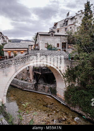 Ein Fuß-Brücke in der Altstadt von Mostar in Bosnien-Herzegowina Stockfoto