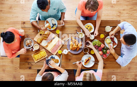 Gruppe von Personen mit Frühstück in der Tabelle Stockfoto