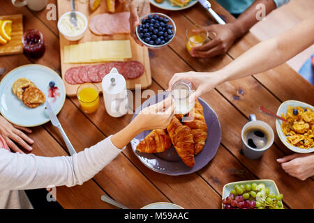 Personen mit Frühstück in der Tabelle mit Nahrungsmitteln Stockfoto