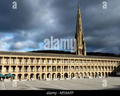 Stürmischen Himmel und Sonnenlicht auf das Stück Halle in Halifax, West Yorkshire England Stockfoto