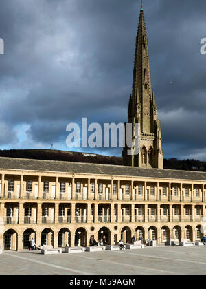 Stürmischen Himmel und Sonnenlicht auf das Stück Halle in Halifax, West Yorkshire England Stockfoto