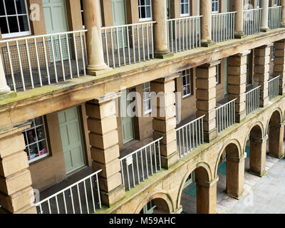 Säulen und Arkaden am Stück Halle Halifax, West Yorkshire England Stockfoto