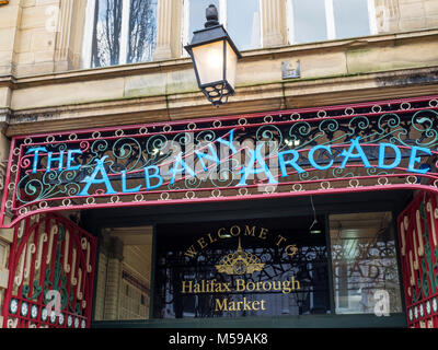 Die Albany Arcade Eingang Borough Market am Kornmarkt in Halifax, West Yorkshire England Stockfoto