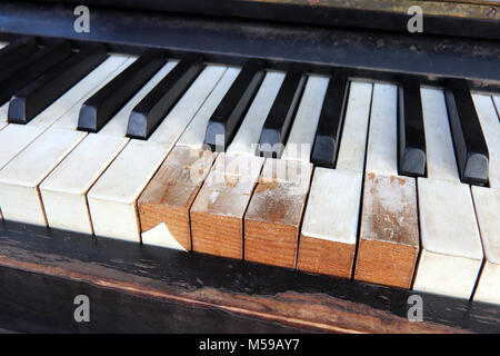 Detail des alten, kaputten und staubigen piano Klaviatur Stockfoto