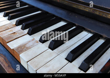 Detail des alten, kaputten und staubigen piano Klaviatur Stockfoto