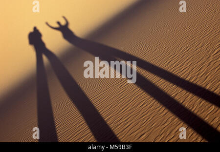 Libyen. In der Nähe von Ghat. VAN CASA Sand Meer. Sahara. Sanddünen. Schatten der Wanderer auf Sand dune. Stockfoto