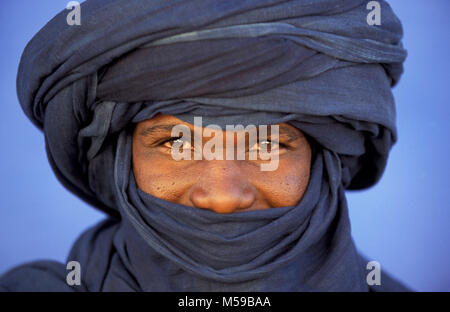 Libyen. Ghat, Wüste Sahara. Mann der Tuareg Stamm, die traditionelle Kopfbedeckung. Porträt. Stockfoto
